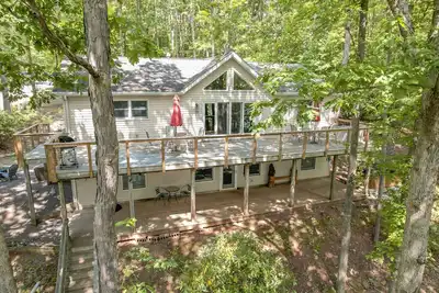 Image de New: Lakefront Home with Dock, Firepit, Hot Tub