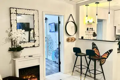 Image de Steps to Restaurants & Main Street. Pet friendly