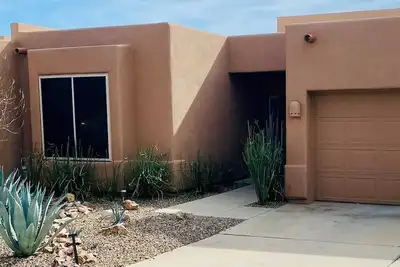 Image de Modern condo. Minutes from the Mercado, U of A, and downtown.