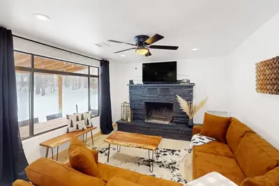 Updated cabin with lovely views, chef's kitchen, central Ac, W/D - dog-friendly