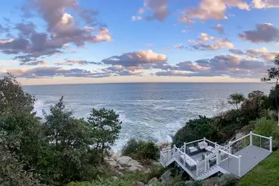 Image de Modern oceanfront home with scenic deck, grill, games, chef's kitchen, & W/D