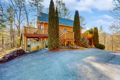 Image de Custom-built cabin with wrap-around deck, fireplaces, & mtn views - dog-friendly