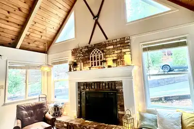 Image de Sleeps 12 + crib: Family Fun Cabin, Hot Tub, Games, Pool Table, Bls Access!