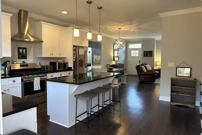 Image de In unit parking - 4 Br Townhouse - Best Location Downtown Cha - Historic Southside-Enclosed Balcony