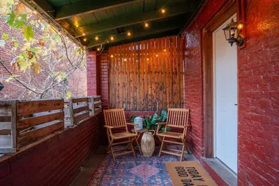 Image de Fun Designer space with Patio!