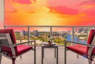 Image de Modern Resort Retreat Steps from the Beach