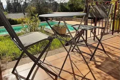 La chambre d’hôtes « Les Iris », ensoleillée avec vue sur la piscine
