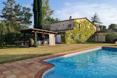 Image de Maison rustique au cœur de la nature, idéale pour des vacances relaxantes.