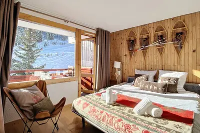 Image de Appartement rénové au pied des pistes, proche des commerces avec ski au pied et WiFi