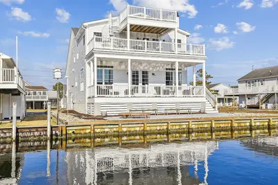 Image de Book Before Jul 15 To Save 10% Off Open Aug Weeks! **Rates listed reflect discount<br>Activities included up to $300 Free Per Week! ! New Listing 2024! Brand New Construction! Exceptional waterfront custom vacation home is located on a canal in famil