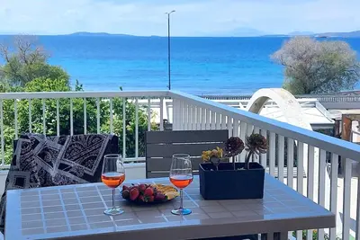 Image de Vista Mare beachfront apartment.