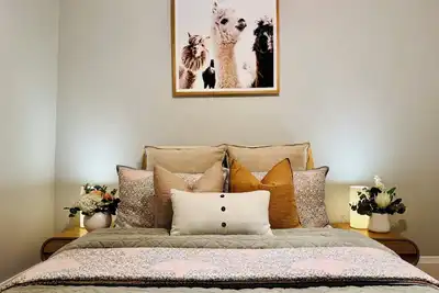 Image de Cozy & Spacious City Central Apt. Free Parking* Walkable 2 Almost Everywhere!