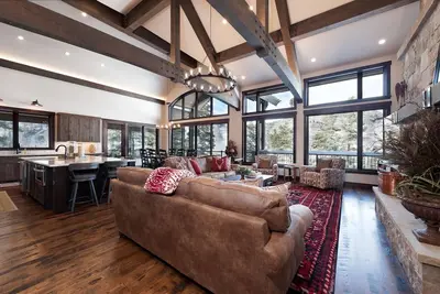 Image de Brand New Home Across from Purg - Awesome Views, Arcade Game, Hot Tub, Ac
