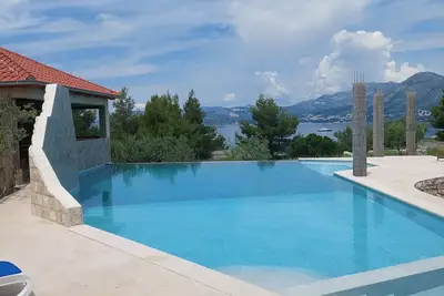 Image de Modern stone villa with infinity pool.