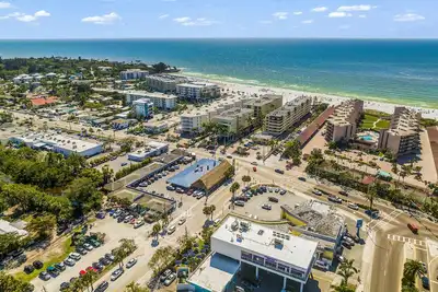 Image de Close to the beach! Pool acccess and Private Backyard - Crescent Cottage