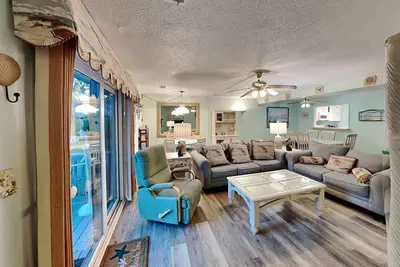 Image de Queens Grant 615 | Pet Friendly + Walk to Golf & Beach!