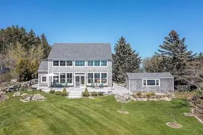 Image de Beautiful Waterfront Home