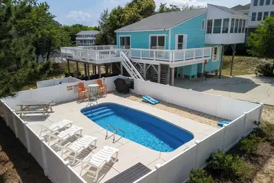 Image de Pool w/ Free Heat, Hot Tub, & Short Walk to Beach!