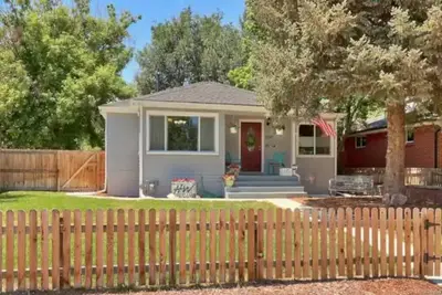 Image de Cozy 2 bedroom bungalo convenient to Downtown without the noise! \n