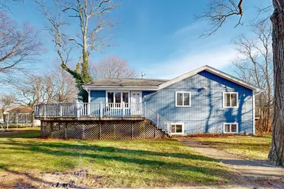 Image de Family-built Oak Bluffs property in a wonderful location