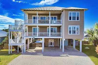 Image de Across Street From Beach, Private Swimming Pool, Beach Gear Included!