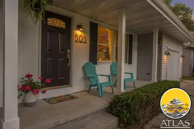 Image de Theatre | Game Rooms | Hot Tub | 5br Fun for All!