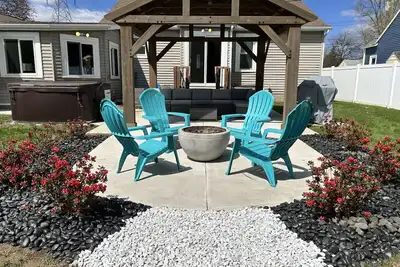 Image de 9mins to Downtown Gr | Hot Tub | Fire Pit | Pet Friendly | Foos Ball | Ping Pong