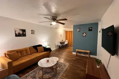 Image de Fully Furnished Modern Desert Oasis. Pet Friendly!