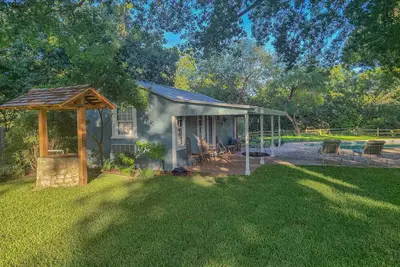 Image de Medina River & Pool Hüs - Historic Tiny Cottage - River, Creek, Pool & Patio