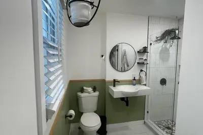 Image de Newly Renovated Convo 500 ft from the Beach!