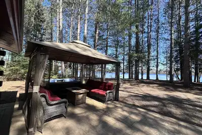Image de Luxury Cabin, 800+ feet frontage, 733 acre Lake, Hot tub, Pontoon, Fireplace.