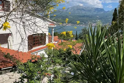Spacious Villa in the lush private garden with views over sea and mountains