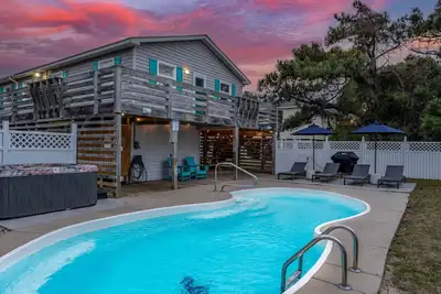 Image de New remodel! Walk to beach. Private heated pool & hot tub. Fenced yard.