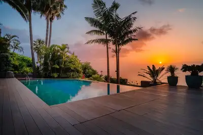 Image de Villa avec piscine en première ligne avec vue sur la mer