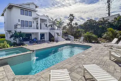 Image de Waterfront Home w Heated Pool Jacuzzi & Private Dock