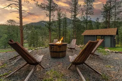 Image de Cozy Cabin w\/ Hot Tub, Game Room & Private Writer's Nook - Close to town!