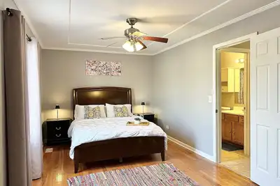 Image de Fast Wi-Fi/Comfy beds/Free parking/3bdr house/4TVs\n
