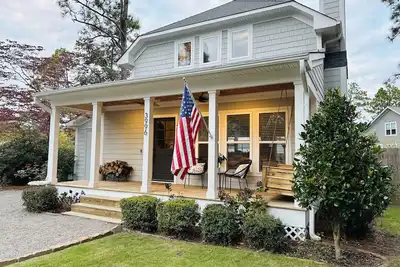 Image de Cozy cottage close to it all - pet friendly!