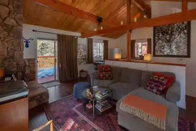 Image de Cozy Mountain Getaway in Arrowbear Lake, minutes from ski resorts. Pet-Friendly!