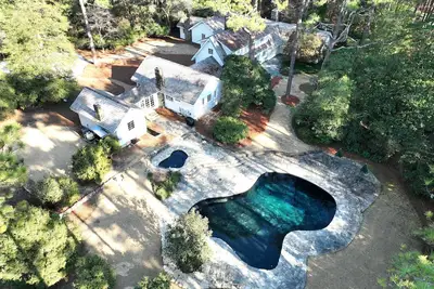 Image de 8br Historic Gated Luxury Estate on 5 secluded acres in the Village of Pinehurst