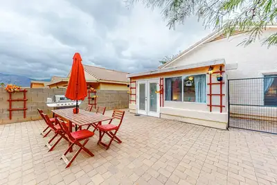 Image de Cozy home with beautiful enclosed backyard, firepit, patio, grill, mtn views