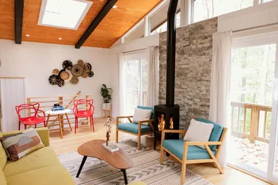 Image de Beautiful Midcentury Modern getaway in the Poconos with all the comforts of home