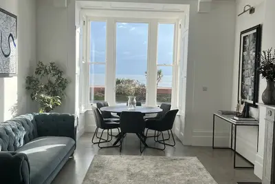 Image de Beautiful 3 bedroom, 3 bathroom apartment with Sea views