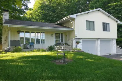 Image de Convenient Petoskey Location 3 bedroom Family Friendly Woodland Home