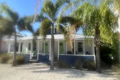 Image de West Unit of Beach to Bay Cottage. . . just 100 feet from Gulf Beach!
