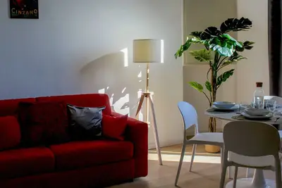 Image de Comostay Rosso: Super central cozy lake house