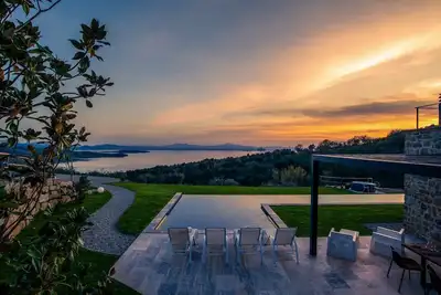 Image de Brand new villa! Infinity heated pool with whirlpool massage and stunning view
