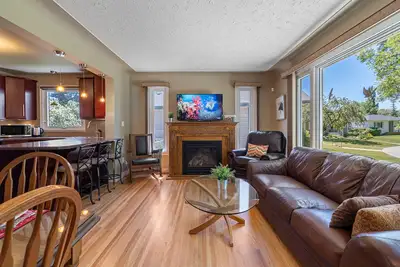 Image de ⭐New⭐ Two Suites, One Price ⭐Spacious 4-Br Home ⚡Fast WiFi⚡ Central Location ⭐