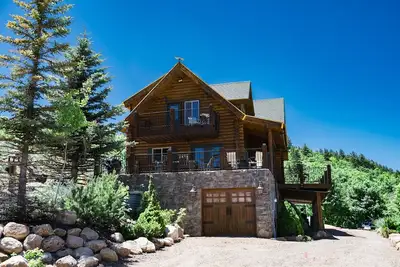 Image de 3 Acres of Beautiful Mountain Views! Secluded Feel Yet Just Minutes From Bear Lake!