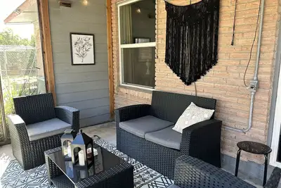Image de Comfy & cozy home, minutes from shopping centers and popular restaurants.